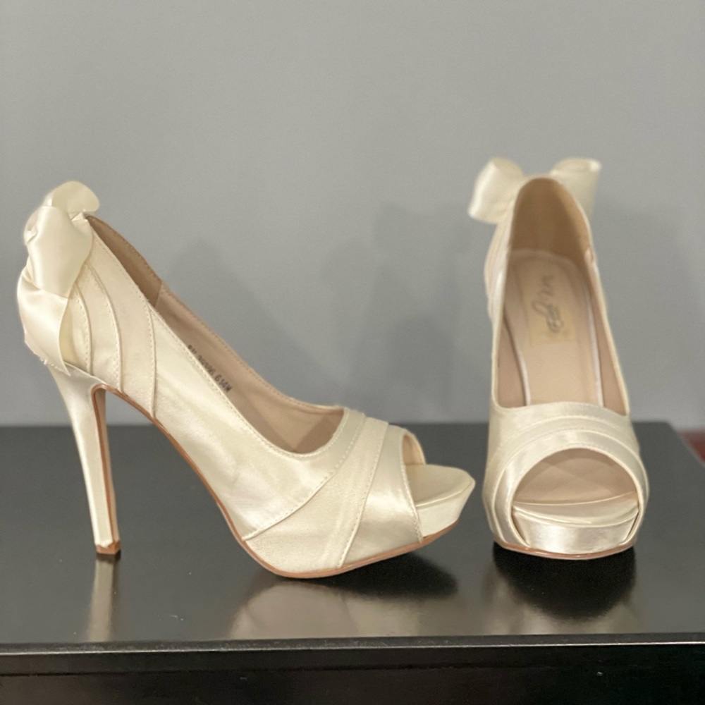 Custom ivory platform 4 1/5” heel with bow - new